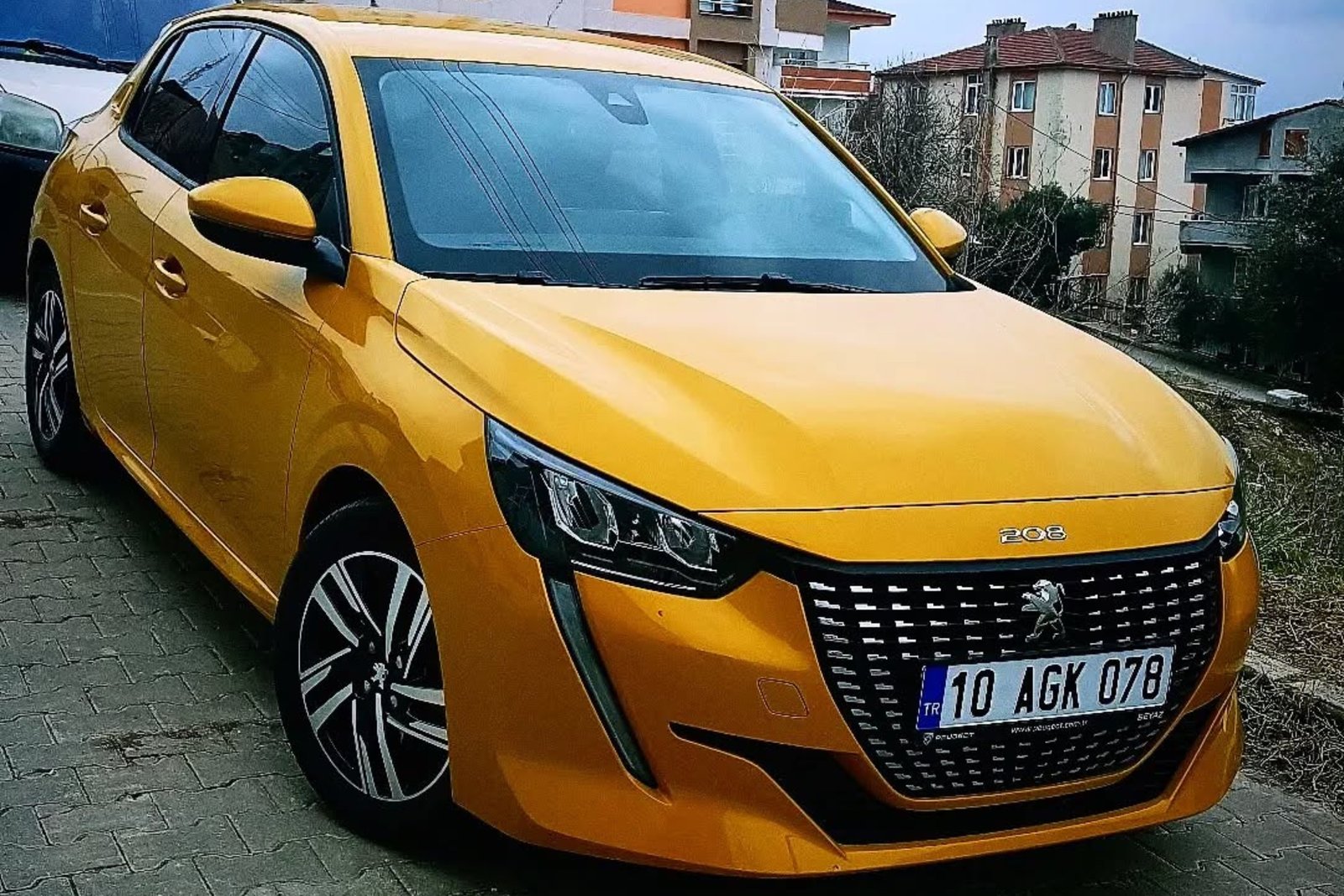peugeot 208 jaune