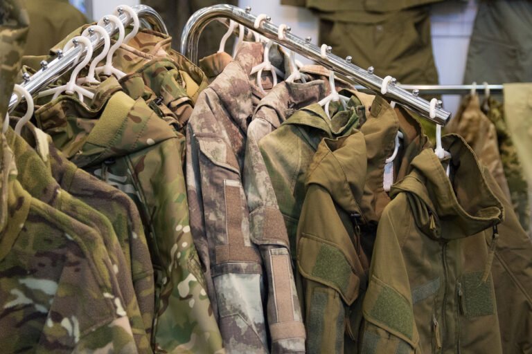 vêtements de camouflage et treillis militaires